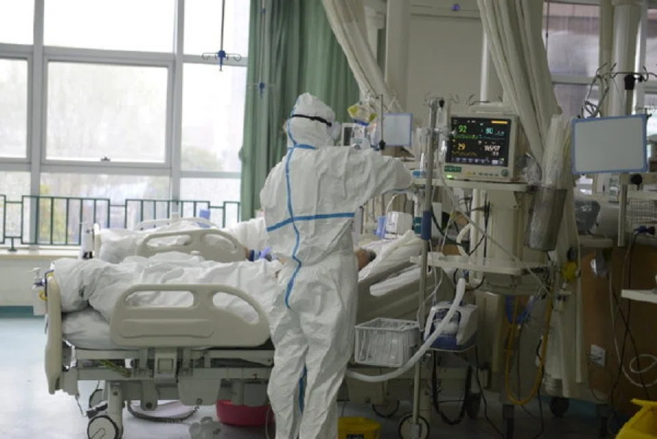 medical staff attending to a patient at the Central Hospital of Wuhan. The authorities in China have been criticised for its handling of the new coronavirus originating in Wuhan. (Internet)