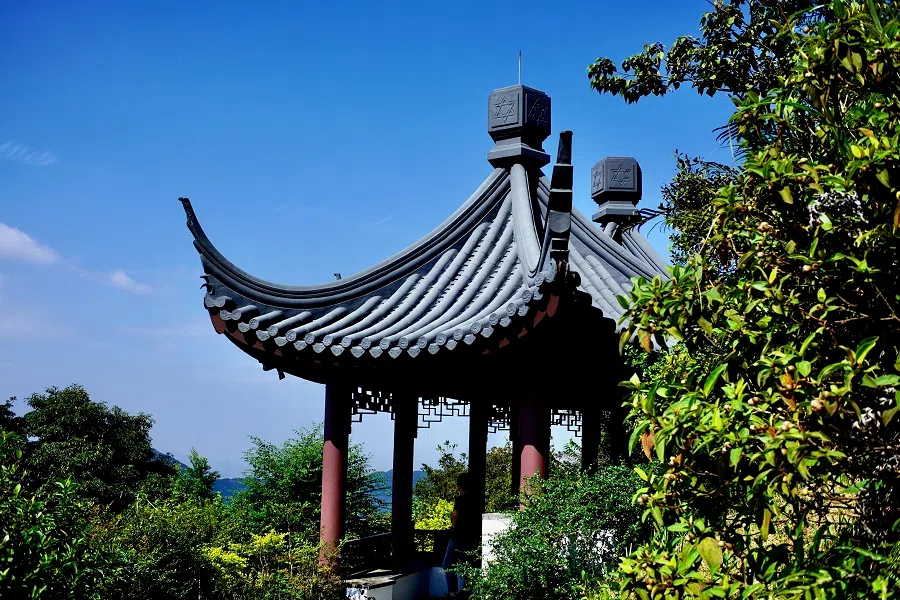 Pavilions in Kadoorie Farm and Botanic Garden. (Wikimedia)