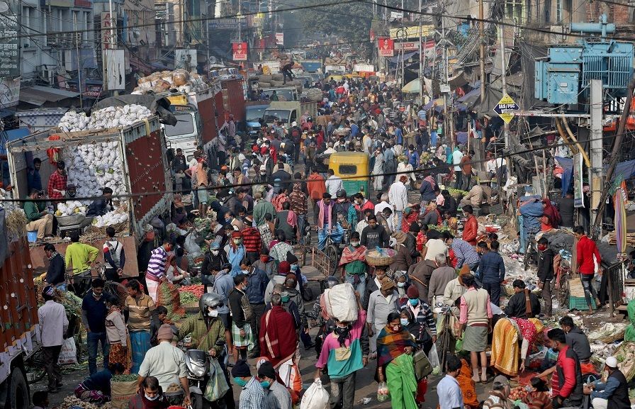 People shop in a crowded market amid the spread of Covid-19, in Kolkata, India, 6 January 2022. (Rupak De Chowdhuri/File Photo/Reuters)