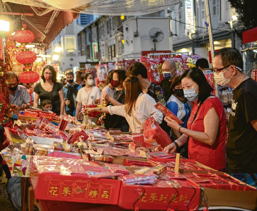 A bustling Lunar New Year crowd at Trengganu Street in Chinatown on 16 January 2021. (SPH)