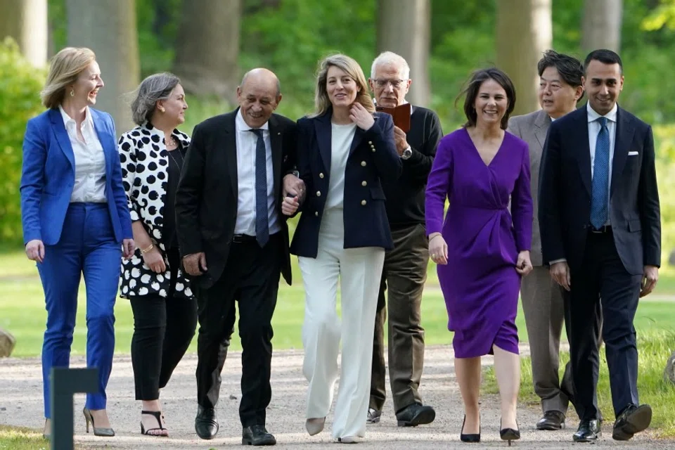 Japanese foreign minister Hayashi Yoshimasa (second from right, in grey suit) walks with G7 countries foreign ministers during their summit in Weissenhaeuser Strand, Germany, 12 May 2022. (Marcus Brandt/Pool via Reuters)