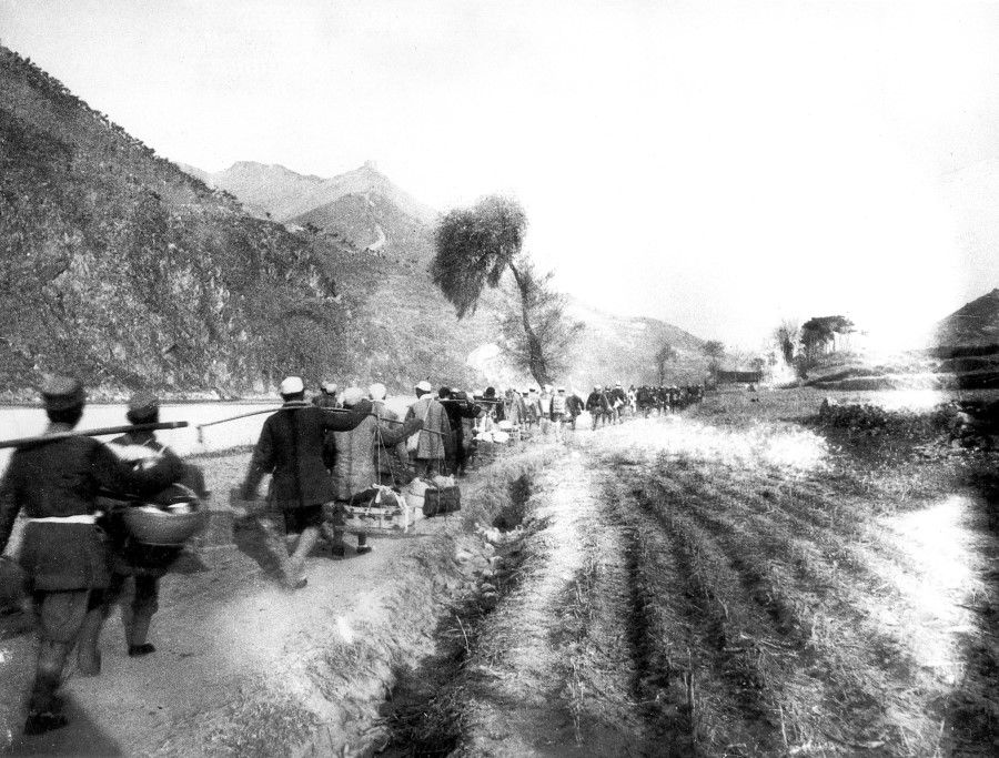 In November 1945, General Huang Kecheng led three divisions of the New Fourth Army - about 30,000 people - from Shandong through the Jireliao Military Region (areas in Hebei, Rehe, and Liaoning) to the area west of Jinzhou. The photo shows the movement through the Jireliao region.
