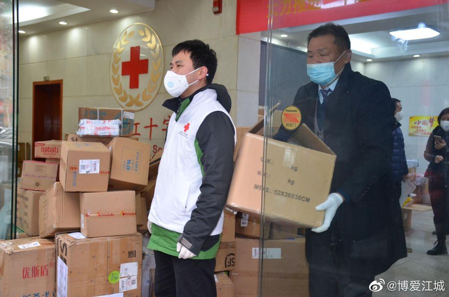 Medical staff collecting medical supplies from the Wuhan Red Cross Society on 27 January 2020. (Wuhan Red Cross Society official Weibo)