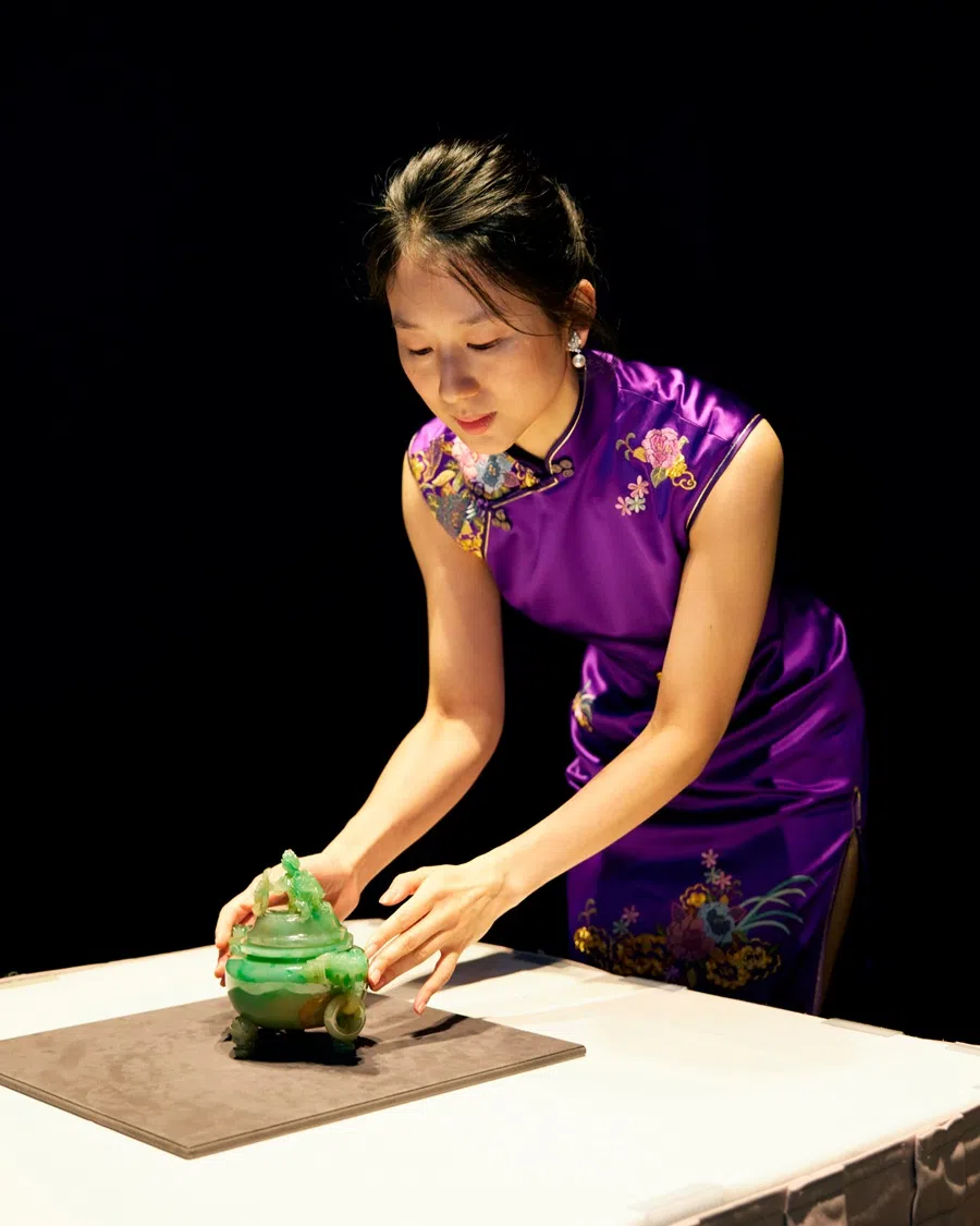 Liang-lin Chen often appears in qipaos at auctions, exuding grace and professionalism.