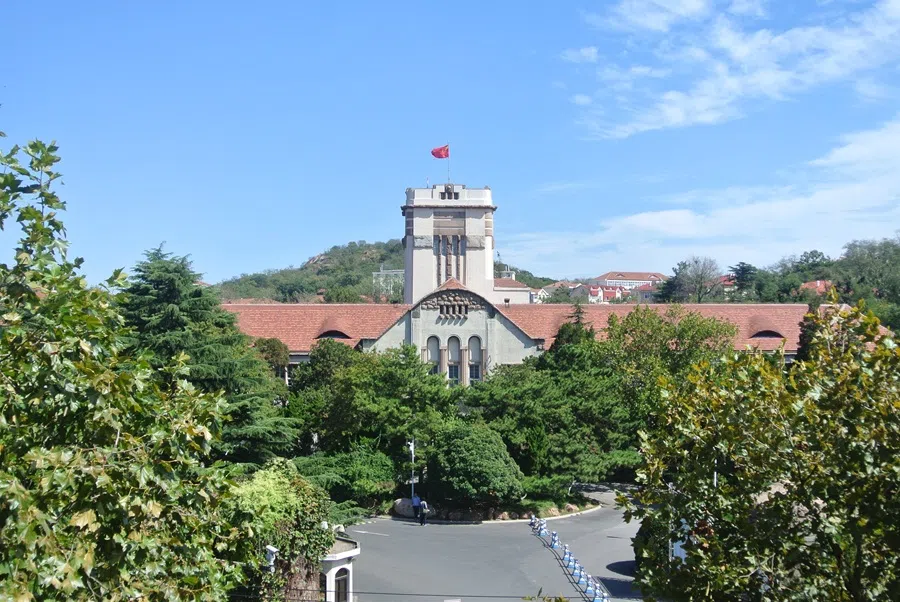 The former Qingdao Japanese Middle School Building, built in 1921 and designed by a Japanese architect. (Photo: StefanTsingtauer/Licensed under CC BY-SA 4.0)