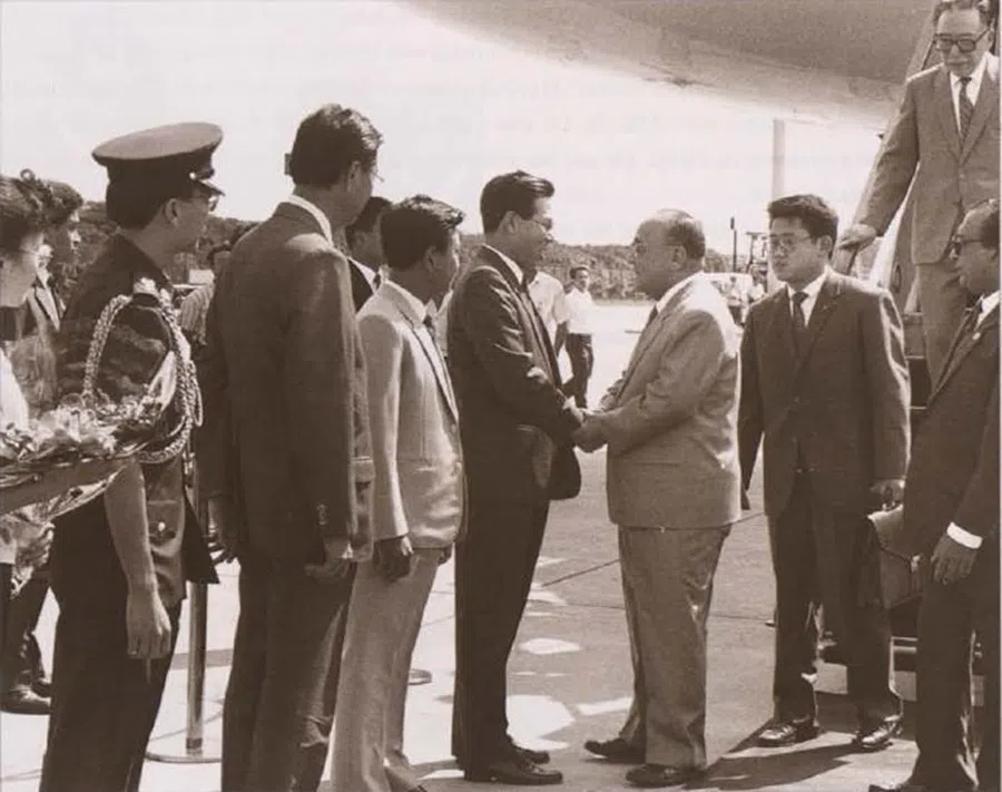 Singapore’s Deputy Prime Minister Ong Teng Cheong receiving Chinese President Yang Shangkun at Changi Airport in Singapore on 7 January 1992.
