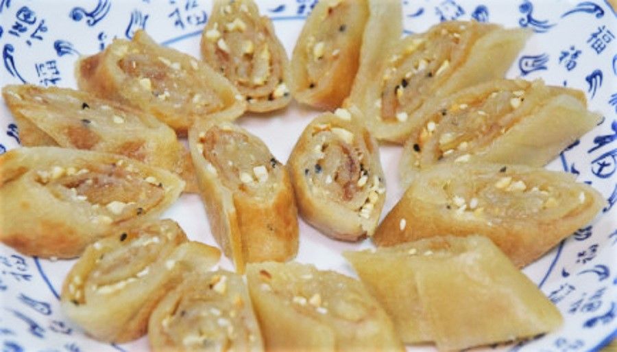 Traditional Hakka dessert, "chicken neck", or glutinous rice rolls filled with peanut powder. (Internet)