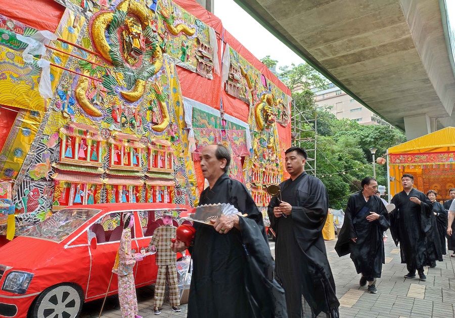 A ritual is happening outside the Tai Wong Ye Temple at Wong Chuk Hang, Hong Kong, China, during the Yulanpen Festival, 10 August 2021. (HKCNA/CNS)