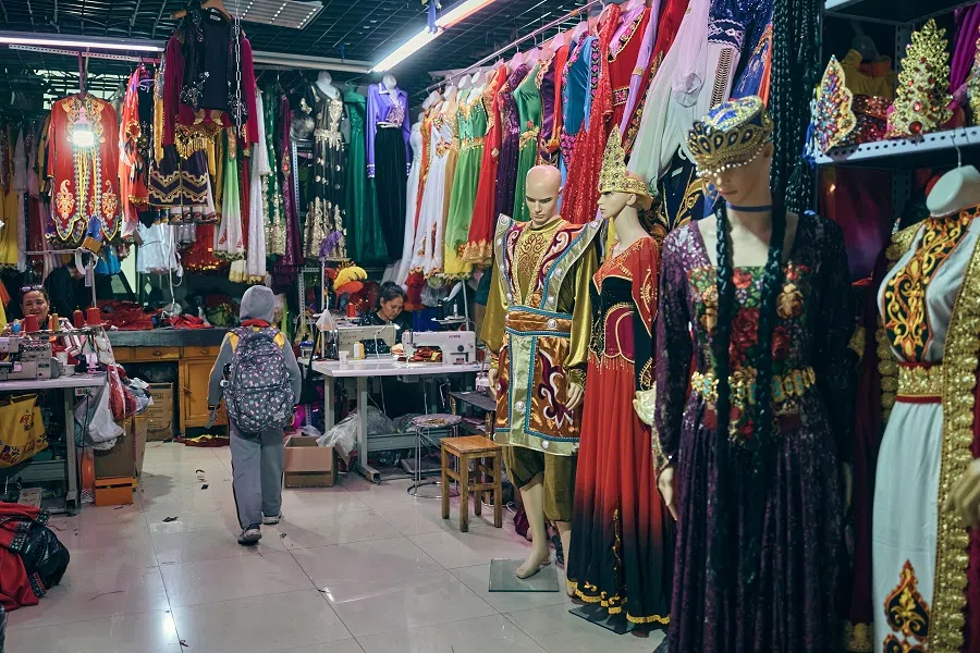 A few hundred metres away from the grand bazaar is Jinquan Shopping Mall, a popular shopping destination for both locals and tourists. Here, you can find souvenir magnets at half the price of those sold in the scenic areas, walls covered with patterned fabric, and clothes made from ethnic Uighur Etles silk. Also on sale are traditional Uighur clothing, and intricately made curtains and carpets.