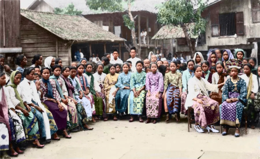 A gathering of village women wearing traditional clothes in Java, 1920s.