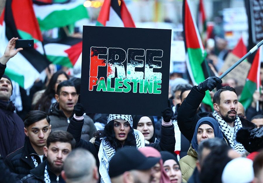 A demonstrator holds up a sign reading "Free Palestine" during a rally in solidarity with Palestinians in Berlin, Germany, on 18 November 2023. (Christian Mang/AFP)