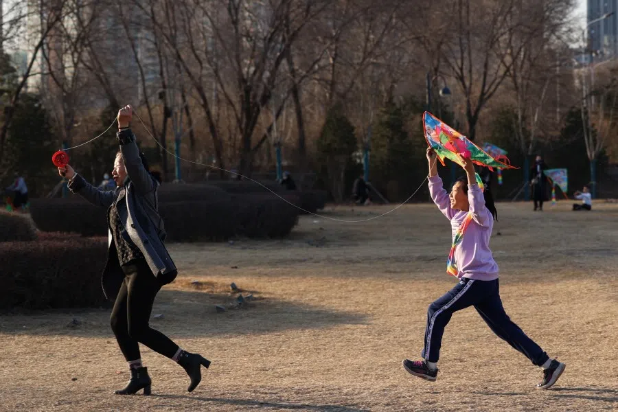 A child flies a kite at Fenhe Park in Taiyuan, Shanxi province, 8 March 2022. (CNS)