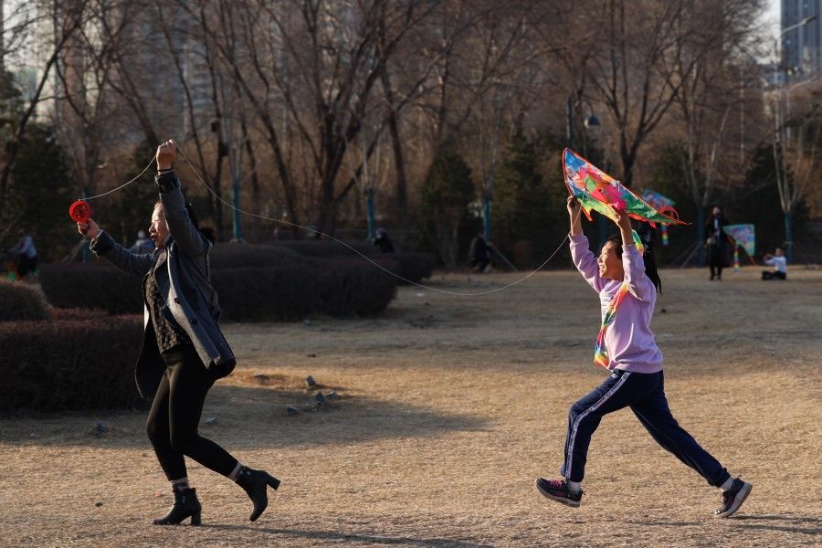 A child flies a kite at Fenhe Park in Taiyuan, Shanxi province, 8 March 2022. (CNS)