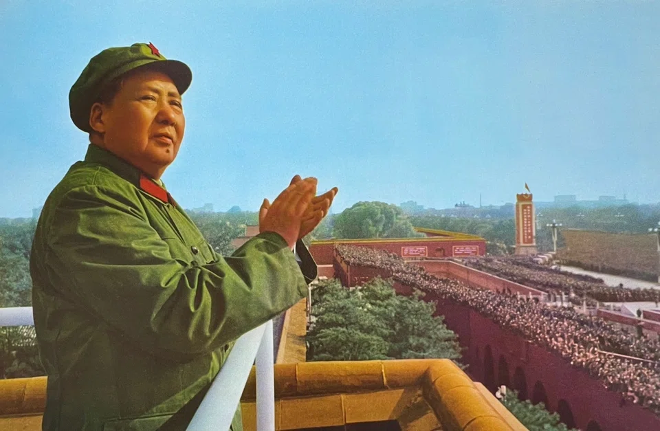 Mao Zedong greeting Red Guards in Beijing’s Tiananmen Square, 1966, symbolising his leadership of the Cultural Revolution.