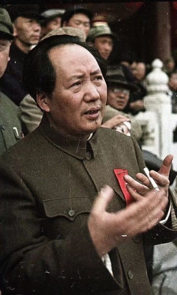 Mao Zedong taking a leisurely puff at the grand ceremony. (Photo taken by Vladislav Mikosha)