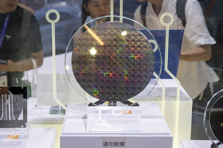 A China Resources Microelectronics Ltd. wafer at the WeSemiBay Semiconductor Ecosystem Expo in Shenzhen, China, 15 October 2025. (Raul Ariano/Bloomberg)