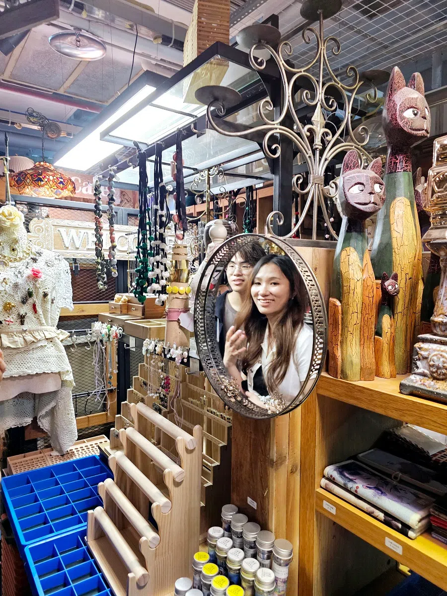 Second-hand store Weiwu Zhuyi located in Dongjiaxi, Chongqing, sells a variety of special ornaments. It is a colourful space steeped in nostalgia, attracting many young people to visit.