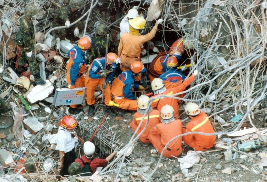 In 1999, during the 921 earthquake in Taipei City, two survivors were miraculously rescued at the Tunghsing Building. The rescue team immediately halted the use of heavy machinery for excavation, while Japanese rescue teams also rushed to the scene to assist in the rescue efforts.
