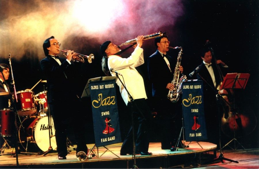 In 1995, after Deng Xiaoping restarted reform policies, China saw a more relaxed and vibrant atmosphere. The picture shows renowned Chinese saxophonist Fan Shengqi (centre) performing with the Old Bark Band (老树皮乐团).