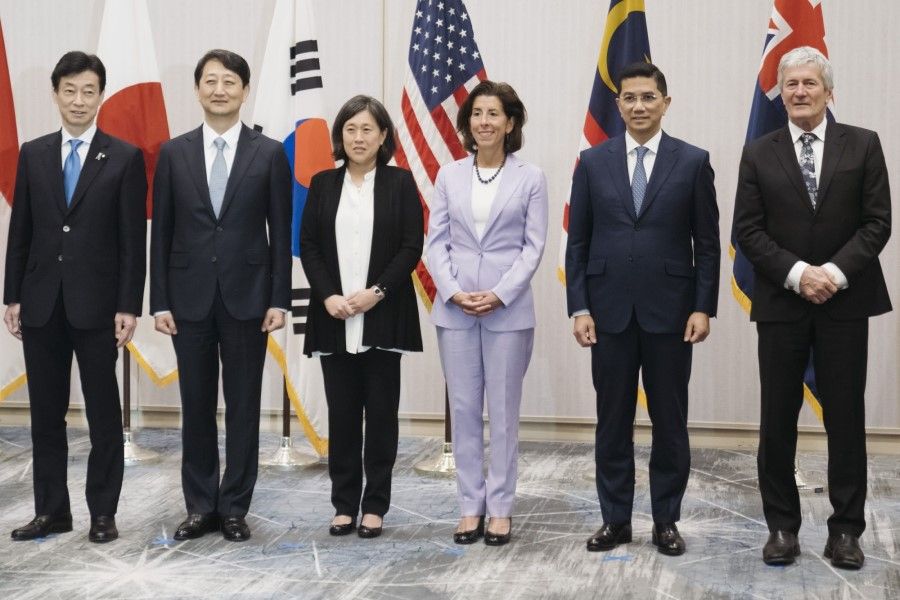Katherine Tai, US trade representative, (third from left) and Gina Raimondo, US commerce secretary, (third from right) with ministers during the 'family' photo at the Indo-Pacific Economic Framework Ministerial event in Los Angeles, California, US, on 8 September 2022. (Eric Thayer/Bloomberg)