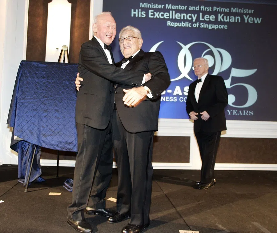 Former US Secretary of State Henry Kissinger gives Minister Mentor Lee Kuan Yew (left) a hug just before Mr Lee was awarded a lifetime achievement award by the US-ASEAN Business Council for fostering US-ASEAN ties, 27 October 2009. (SPH Media)