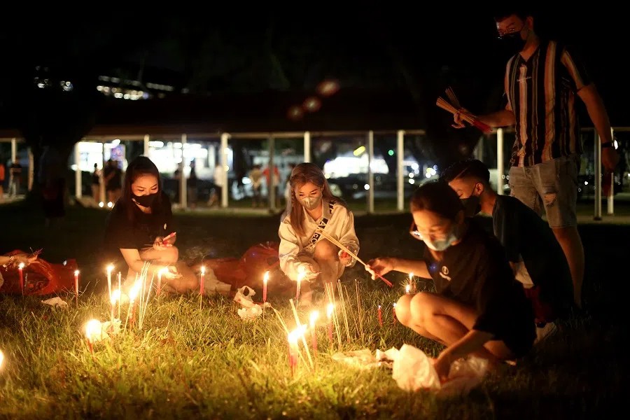 People make offerings to wandering spirits in Singapore, 8 August 2021. (SPH)