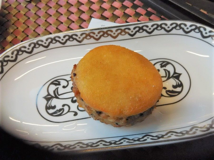 The delectable coin-shaped cake. (Photo provided by Cheng Pei-kai)