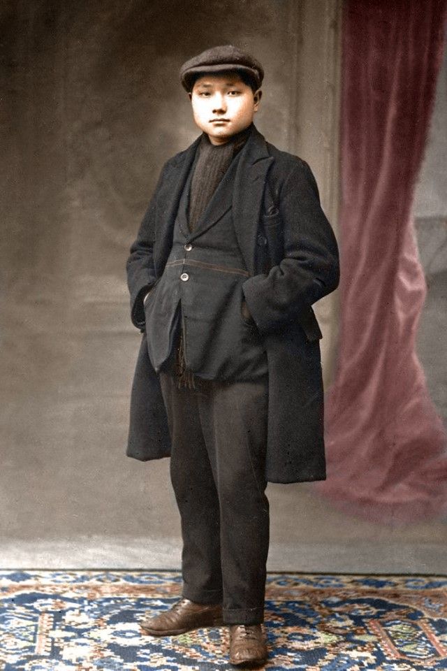 Sixteen-year-old Sichuan youth Deng Xiaoping, in Paris to work and study in 1921, dressed in seldom-worn Western-style clothes. He joined the CCP in France, where he met Zhou Enlai. After he returned to China in 1927, he was given a key position in the CCP. Having been in Western society, Deng knew its developments.
