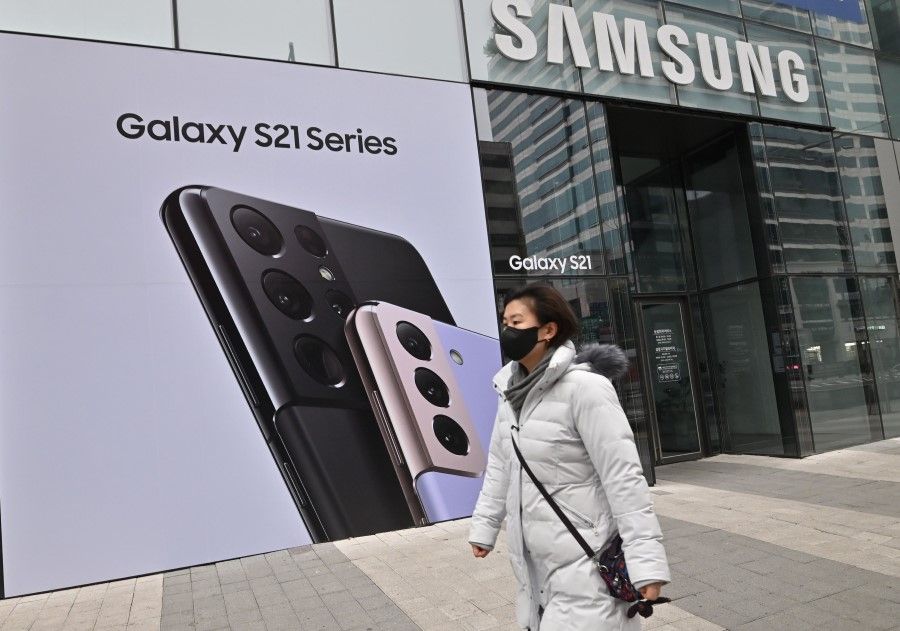 A woman walks past a Samsung Electronics store in Seoul on 28 January 2021. (Jung Yeon-je/AFP)