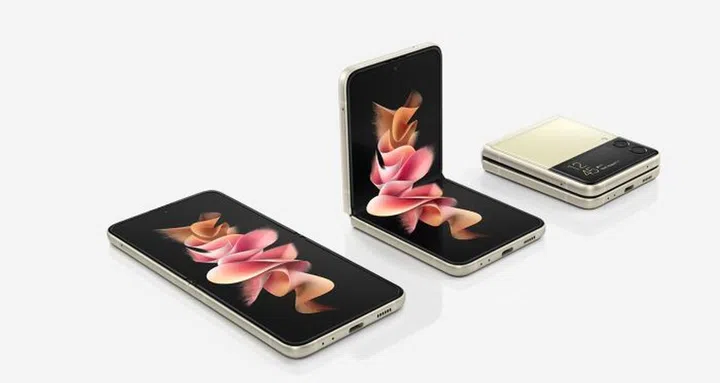 The Galaxy Z Flip3 comes in four hues: black, lavender, green and cream.