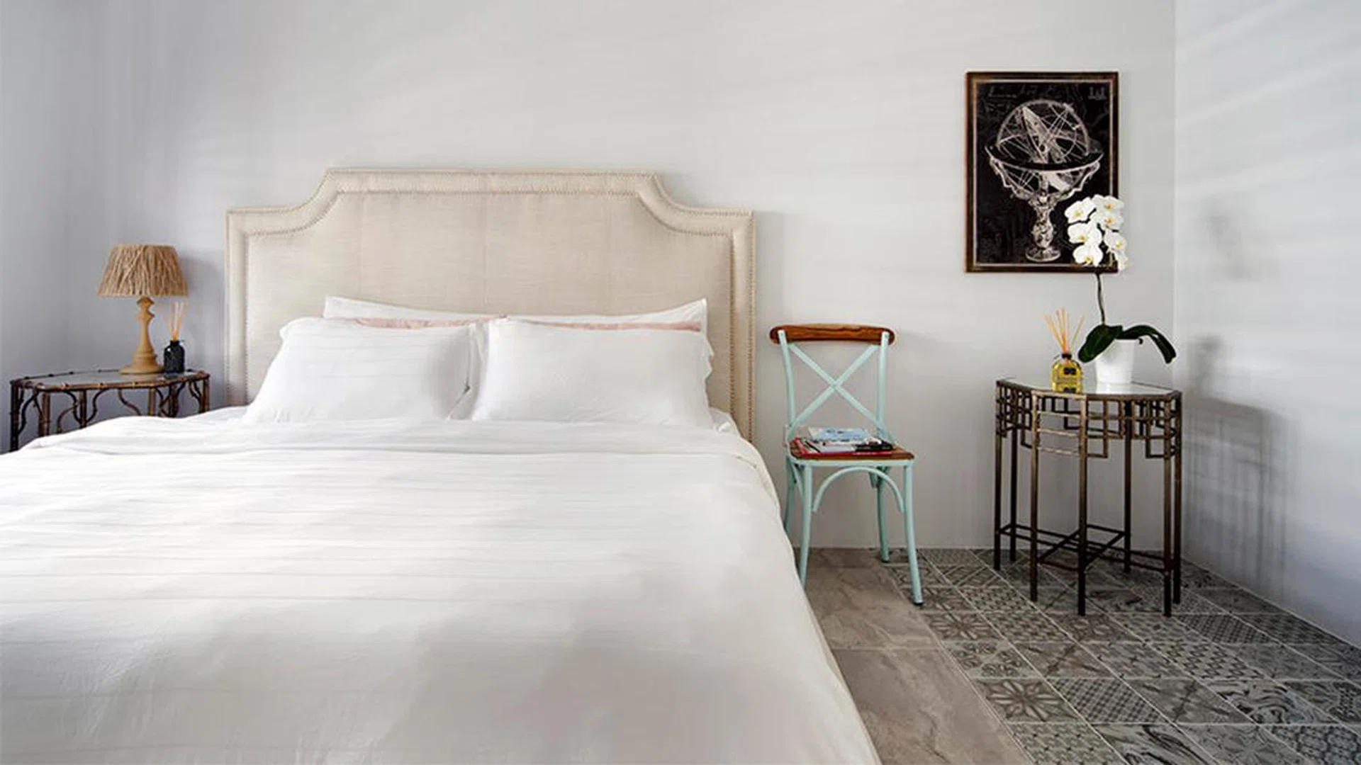 White And Wooden-Themed Bedrooms That Are Ultra Relaxing_Featured