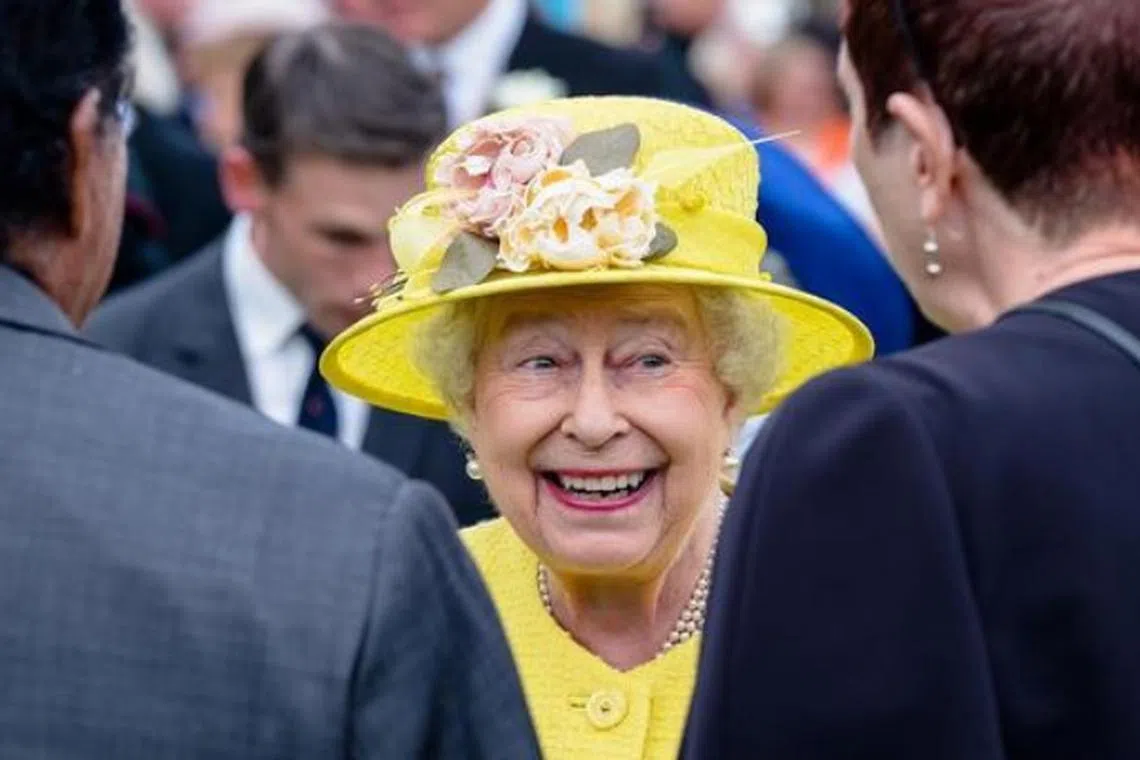 The Subtle Sign That Suggests Queen Elizabeth II Is About To Step Down ...