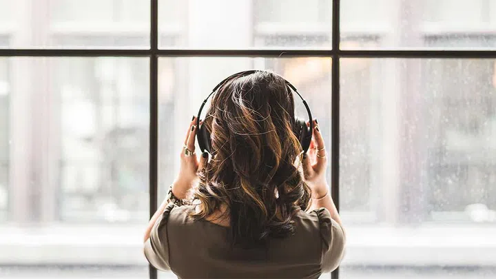 Tell your well-meaning friends to back off. (Photo by Burst/ Pexels)
