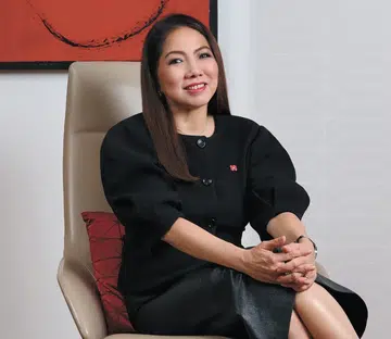 Tan Su Shan reached the top. Then, she sent the elevator back down