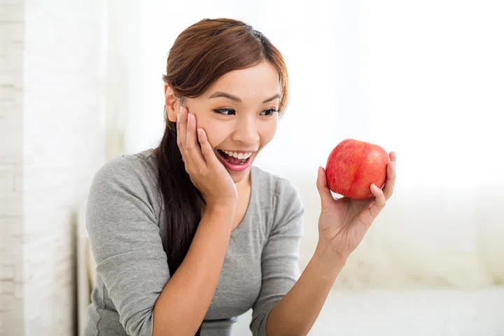 Woman love ot eat apple