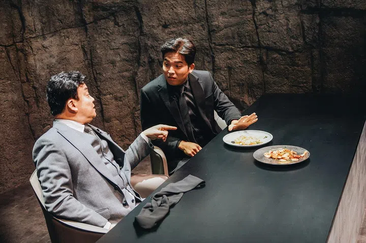Culinary Class Wars (L to R) Paik Jong-won, Anh Sung-jae in Culinary Class Wars Cr. Sangwoo Kim/Netflix © 2024