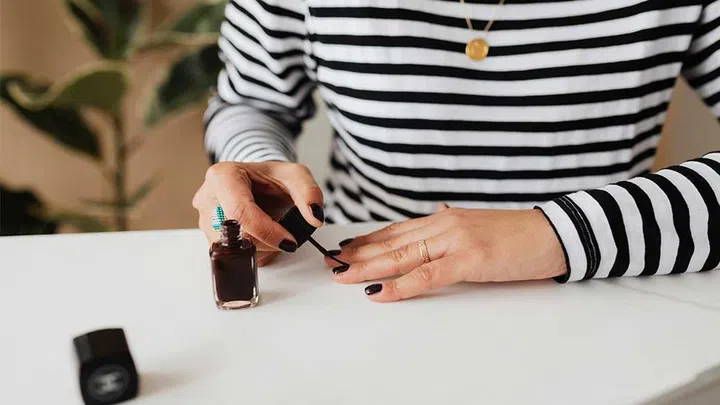 Synthetic nail treatments and products have an occlusive effect on the nails, causing them to soften and even putrefy. (Photo by Karolina Grabowska from Pexels)