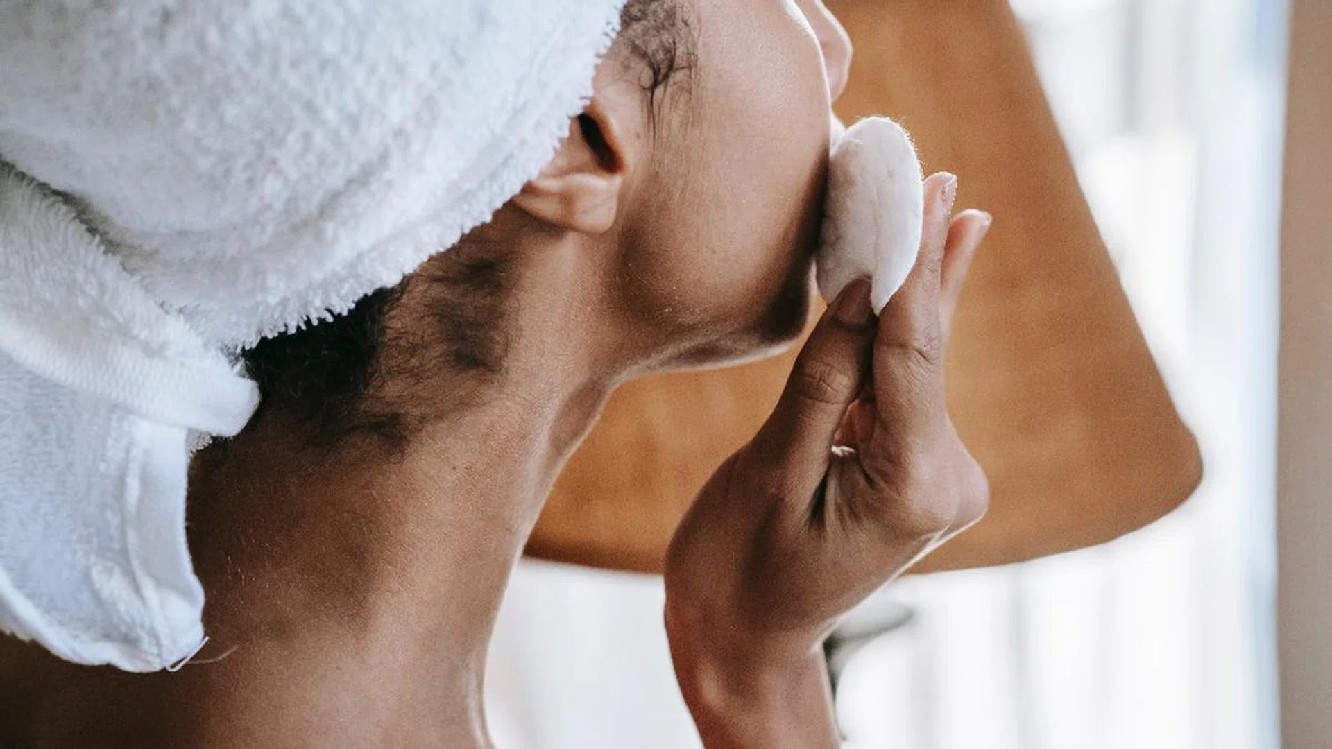 Is micellar water or oil makeup remover better? A doctor reveals on TikTok. Singapore Women's Weekly (Image Pexels/ Shimazaki)