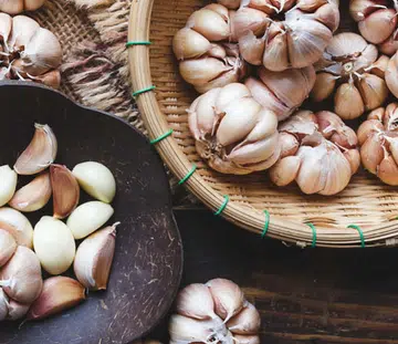 A step-by-step guide to peeling garlic quickly and easily