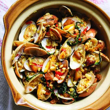 Fragrant Stir-Fried Clams With Laksa Leaves