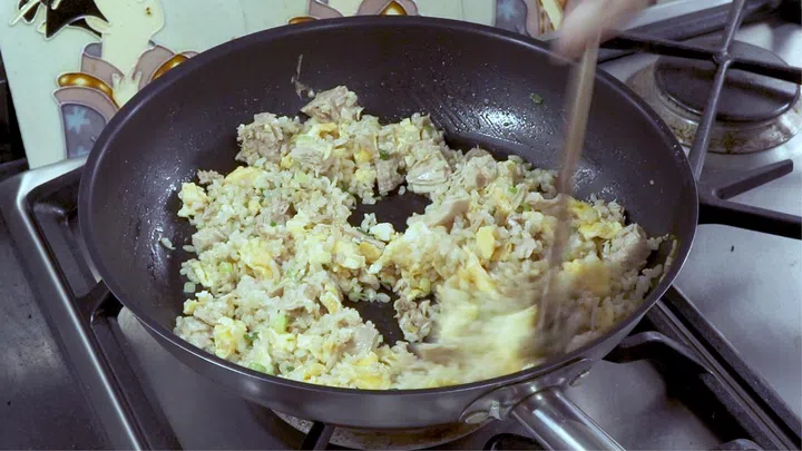 04. Give everything a good toss for about 5 minutes until all ingredients are well mixed. Taste, to see if you like to add salt and pepper. Remove from heat. Serve immediately.