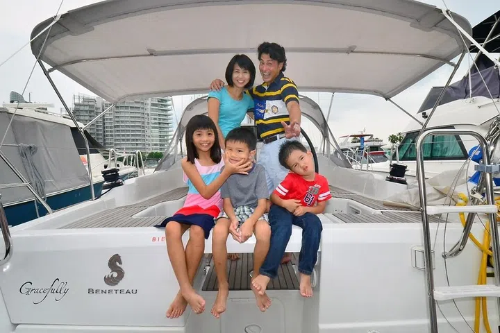 Evelyn Tan, Darren Lim and their children living in a boat