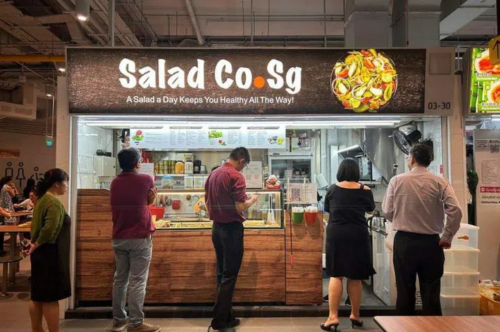 Be prepared to queue if you drop by Salad Co.Sg during lunchtime on a weekday. ST PHOTO: CHERIE LOK