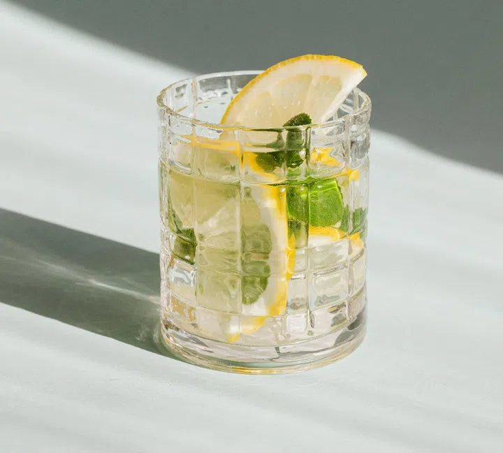 Opt for a child-friendly iced mint tea with pineapples instead of lemons. Photo by Karolina Grabowski/ Pexels