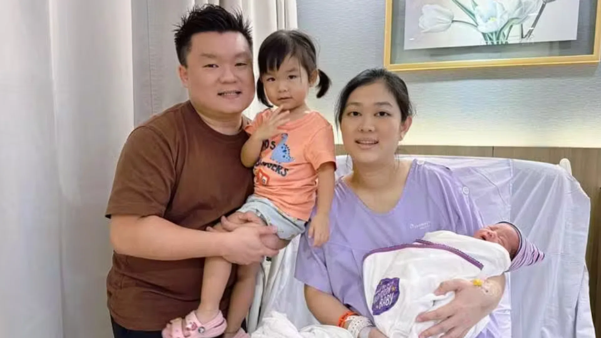 Liu Yongfeng (left) and Zhang Huixian welcomed their firstborn at midnight on National Day in 2021. This year, they welcomed their second child’s birth at midnight on National Day. Credit: Lianhe Zaobao