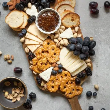 How To Arrange The Perfect Cheese Platter For A Home Party