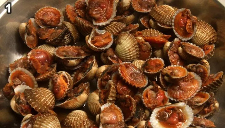 01. Place the cockles in a heat-proof dish.