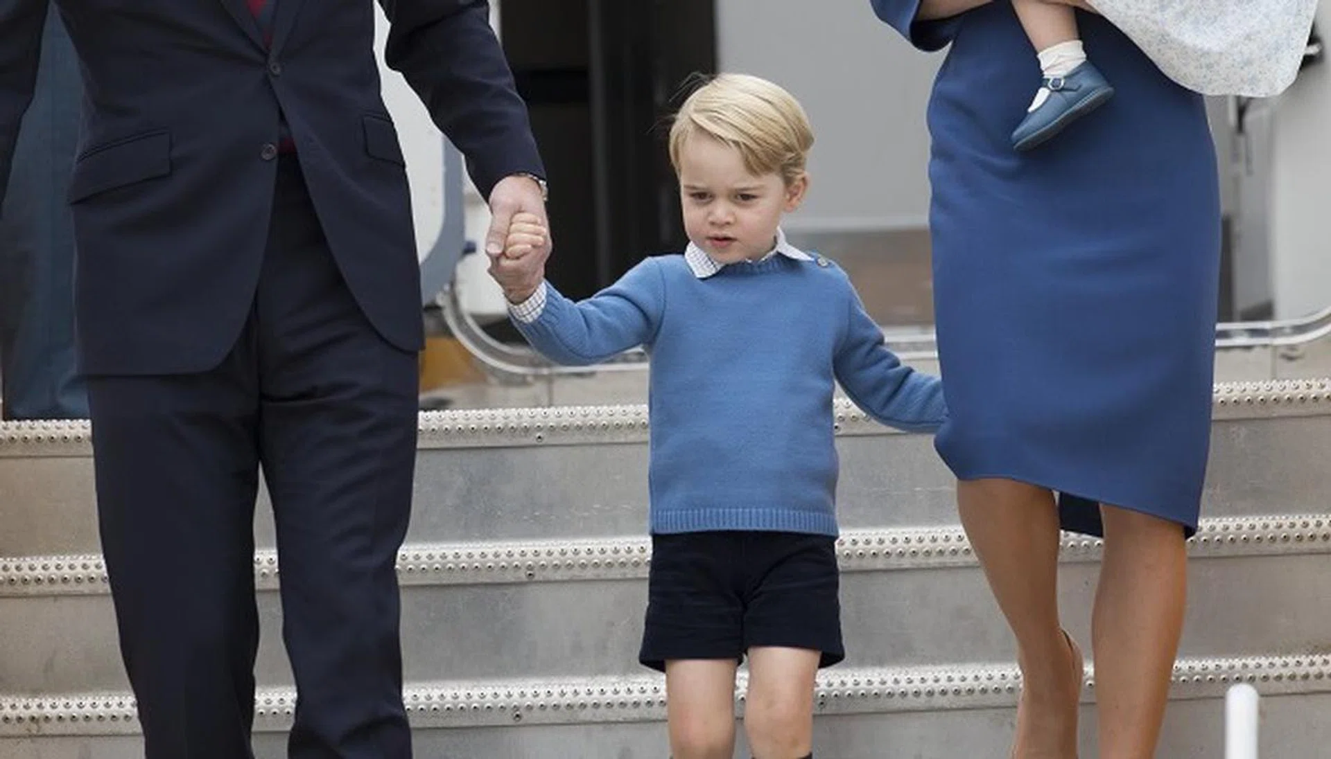 epa05555034 Britain's Prince William, Duke of Cambridge (L) and Catherine, Duchess of Cambridge (2-R) with Prince George (C) and Princess Charlotte (R), arrive at Victoria Airport in Victoria, British Columbia, Canada, 25 September 2016. The Duke and Duchess of Cambridge are on a seven-day visit to Canada that will focus on indigenous and environmental issues.  EPA/STR UK AND IRELAND OUT