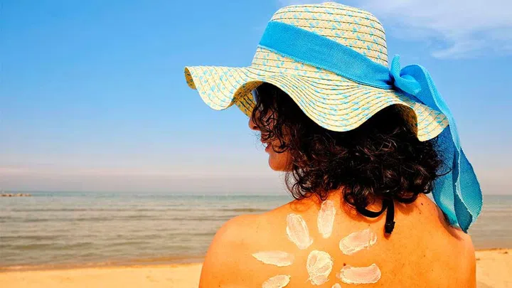 An estimated 14,000 tonnes of sunscreen washes into the ocean each year