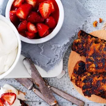 Toasted Christmas Cake With Honey Strawberries